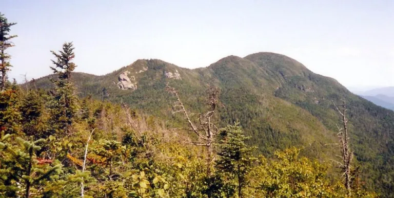 A mountain range with cliffs in the summer